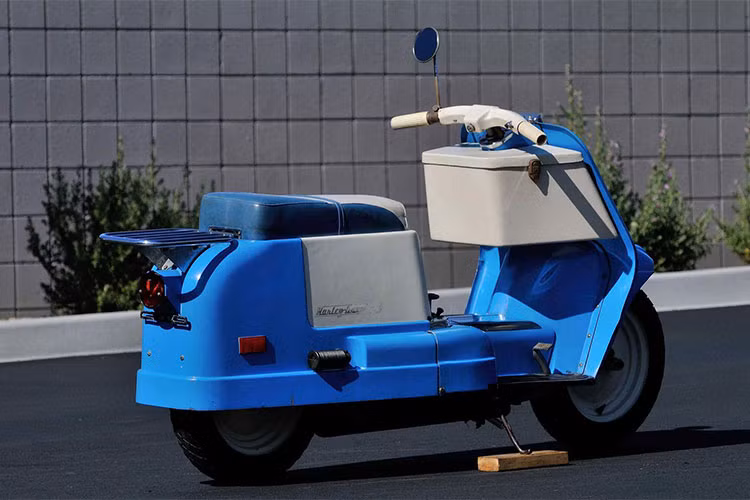 Xe không sử dụng loại động cơ cỡ lớn V-twin, mà thay vào đó là động cơ đơn xy-lanh, dung tích 165cc. Động cơ xe có khả năng sản sinh công suất 9 mã lực, nhưng tốc độ tối đa đạt được lúc bấy giờ đã lên tới 74 km/h.