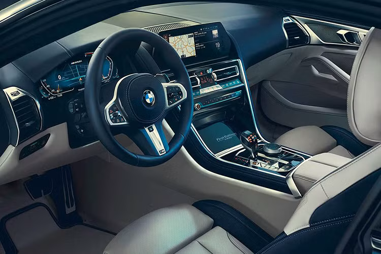 Nhiều chi tiết độc đáo tiếp tục xuất hiện bên trong nội thất cúa chiếc sedan hạng sang BMW M850i xDrive Coupe First Edition, được phát triển do bộ phận BMW Individual, nhất là việc phối các màu sắc và vật liệu.