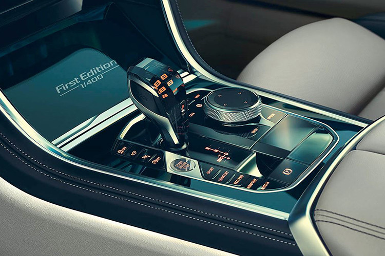 Ngoài ra, xe có một số tính năng cao cấp như hệ thống âm thanh vòm Bower&amp;Wilkins Diamond Surround Sound. Các chi tiết đặc sắc bằng thủy tinh trong chế tác thủ công như nút bấm khởi động Start/Stop, bộ điều khiển iDrive Controller, điều chỉnh âm lượng và tay nắm cần số phát quang, cùng tạo nên vẻ ấn tượng và sang trọng cho nội thất.