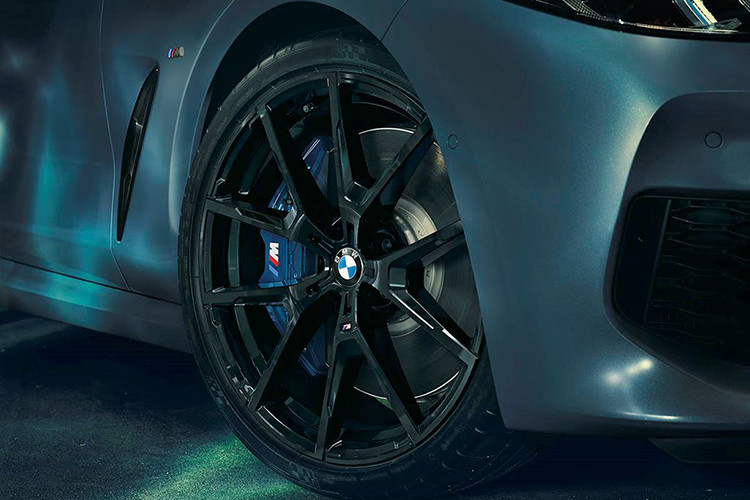 Đồng điều với đó còn phải kể đến bộ mâm xe M 20-inch bằng hợp kim với thiết kế 5 chấu kiểu chữ Y và cũng có màu đen Jet Black. Phiên bản “First Edition” này cũng cho phép gói trang bị tùy chọn là mui xe M Carbon và gói chi tiết ngoại thất M Carbon.