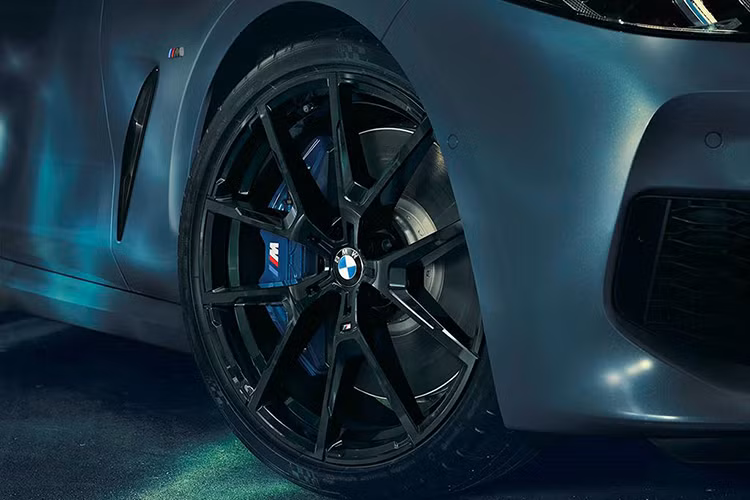 Đồng điều với đó còn phải kể đến bộ mâm xe M 20-inch bằng hợp kim với thiết kế 5 chấu kiểu chữ Y và cũng có màu đen Jet Black. Phiên bản “First Edition” này cũng cho phép gói trang bị tùy chọn là mui xe M Carbon và gói chi tiết ngoại thất M Carbon.