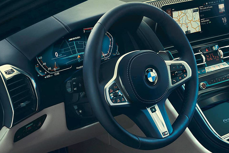 Ấn tượng rõ nhất là toàn bộ nội thất bọc da Merino cao cấp, phối giữa màu trắng Ivory và xanh dương nhẹ Night Blue. Vô-lăng M được bọc da cũng như đường nhấn mui xe BMW Individual bằng Alcantara, cũng có màu Night Blue. Một số chi tiết trang trí màu đen Black Piano và trên khu vực bệ điều khiển trung tâm có dòng chữ ghi dấu ấn phiên bản đánh số thứ tự “First Edition 1/400”.