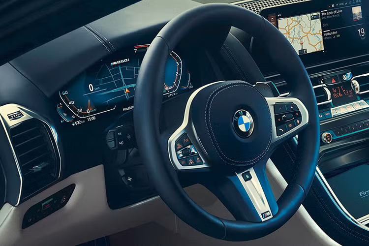 Ấn tượng rõ nhất là toàn bộ nội thất bọc da Merino cao cấp, phối giữa màu trắng Ivory và xanh dương nhẹ Night Blue. Vô-lăng M được bọc da cũng như đường nhấn mui xe BMW Individual bằng Alcantara, cũng có màu Night Blue. Một số chi tiết trang trí màu đen Black Piano và trên khu vực bệ điều khiển trung tâm có dòng chữ ghi dấu ấn phiên bản đánh số thứ tự “First Edition 1/400”.