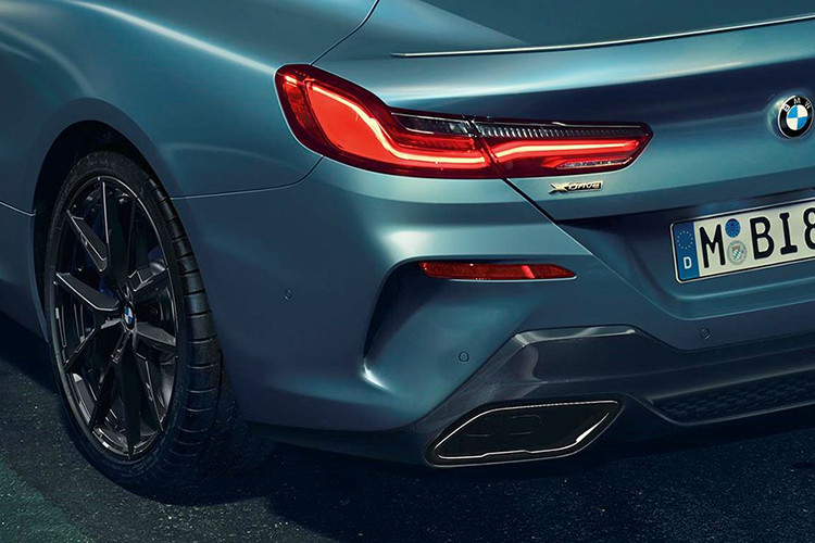 Trên nền sơn độc đáo mẫu xe sang BMW M850i xDrive Coupe First Edition sẽ có điểm nhấn bằng các đường viền màu đen bóng như đường bao khung cửa sổ, lưới tản nhiệt, ốp khe gió hai bên hông thân trước.