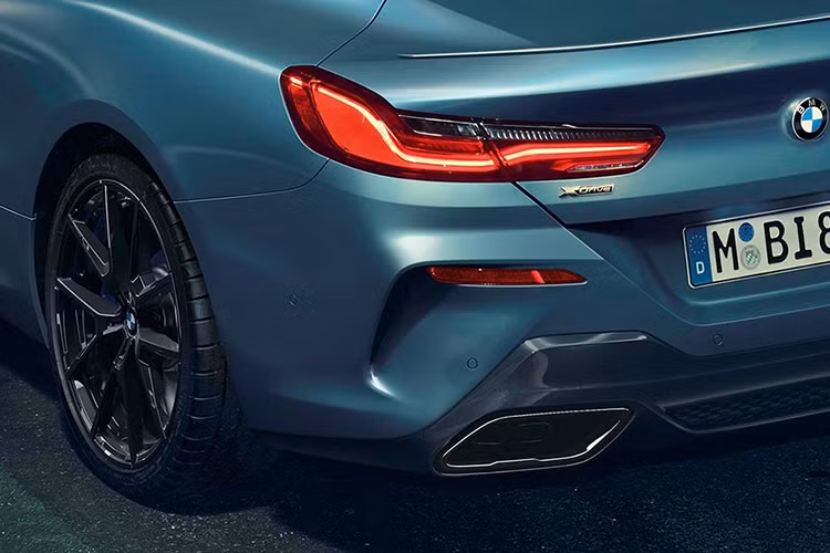 Trên nền sơn độc đáo mẫu xe sang BMW M850i xDrive Coupe First Edition sẽ có điểm nhấn bằng các đường viền màu đen bóng như đường bao khung cửa sổ, lưới tản nhiệt, ốp khe gió hai bên hông thân trước.