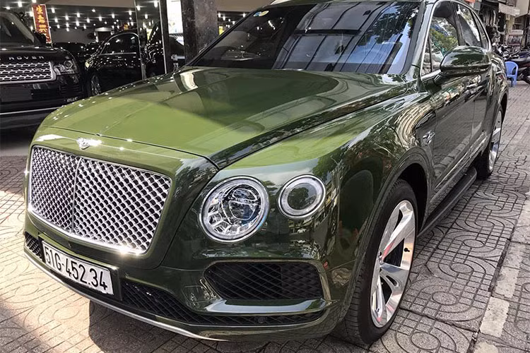Vào đầu tháng 10/2017, Bentley Việt Nam đã công bố chiếc siêu SUV Bentley Bentayga hàng thửa với nhiều chi tiết cá nhân hóa theo đặt hàng của một thiếu gia 9x ở Sài Thành. Tuy nhiên, chỉ 2 tháng sau, chiếc SUV siêu sang này đã bắt gặp xuất hiện tại một salon ôtô tại Quận 5, Thành Phố Hồ Chí Minh để rao bán và tìm chủ mới.