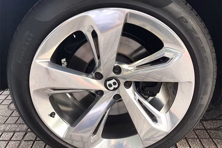 Khoác trên mình màu ngoại thất độc nhất Việt Nam, chiếc Bentayga màu xanh lá British Racing Green 4 thực sự nổi bật khi đi trên phố. Với la-zăng 22 inch được đánh bóng thủ công, chiếc xe mặc dù được thiết kế “sang chảnh” nhưng vẫn mang đến chất thể thao vốn có của dòng xe SUV.
