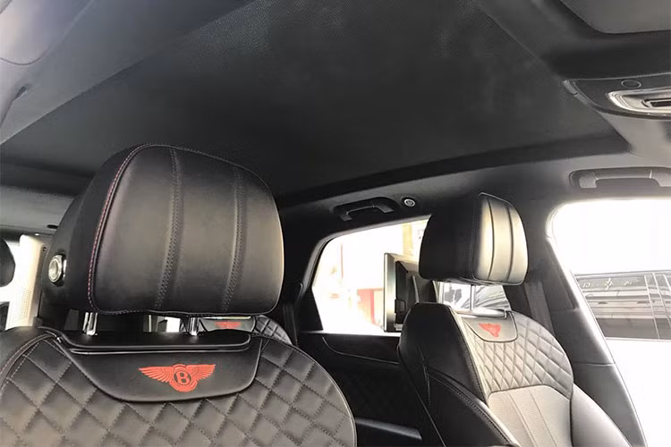 Bên cạnh việc trang trí nội thất cao cấp, xe còn được trang bị hệ thống giải trí Bentley Rearseat Entertainment Specification với 02 màn hình LCD 10 inch cho hàng ghế sau kết hợp cùng hệ thống loa Naim hàng khủng.
