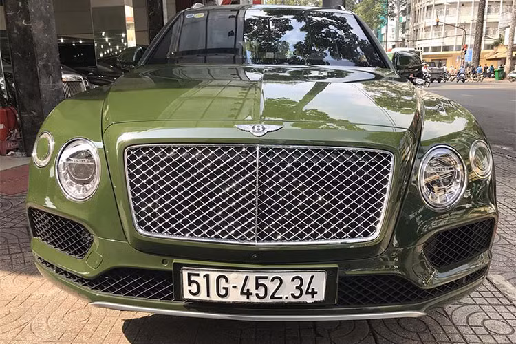 Siêu SUV Bentley Bentayga này có nước sơn xanh lá cây (British Racing Green 4) độc nhất vô nhị. Đây được coi là bản cá nhân hóa đầu tiên trên SUV siêu sang tại Việt Nam. Theo Bentley Hà Nội cũng khẳng định, màu sơn này được đặt hàng riêng và duy nhất tại thị trường Việt Nam.