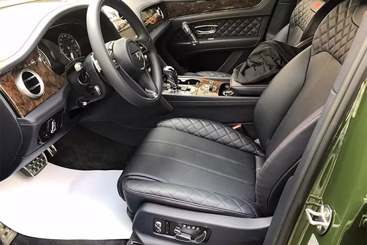 Bên trong nội thất chiếc siêu SUV hạng sang Bentayga W12 Bespoke vẫn là thứ nội thất xa xỉ được chế tác cầu kỳ, các nghệ nhân lành nghề nhất của Mulliner đã dành ra 100 giờ để hoàn thiện nội thất trên chiếc Bentayga.