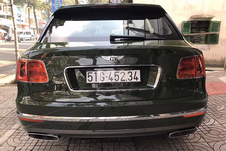 Trong khi đó, phần đuôi của chiếc xe cũng ấn tượng không kém với cụm đèn hậu dạng to bản lớn, một phần tích hợp vào nắp ca-pô của xe, đi kèm là cánh gió hơi nhô ra phía sau, một thanh ngang làm bằng kim loại sáng bao quanh xe. Cụm ống-xả đôi hình e-lip với viền mạ crôm sáng bóng.