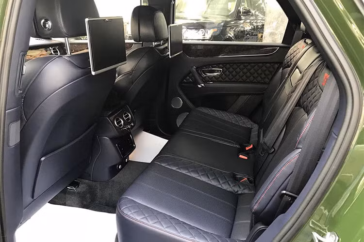 Hệ thống mát-xa, thông hơi và sấy ấm trên tất cả ghế ngồi của xe. Trang bị an toàn bao gồm; hệ thống treo khí nén tự cân bằng, thiết bị chống nghiêng thân xe chủ động, hệ thống nhận diện biển báo giao thông… giúp người lái hoàn toàn yên tâm tận hưởng những chuyến đi theo phong cách riêng. 