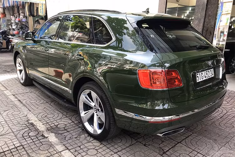 Về tổng thể, chiếc siêu SUV nhanh nhất Thế giới này sở hữu thiết kế nổi bật với những đường nét thiết kế vuông vức, phần đầu là bộ lưới tản nhiệt lớn dạng hình thang đặc trưng cùng cụm đèn pha hình tròn cổ điển. Cụm đèn sương mù dạng gương cầu với viền hình tròn độc đáo.