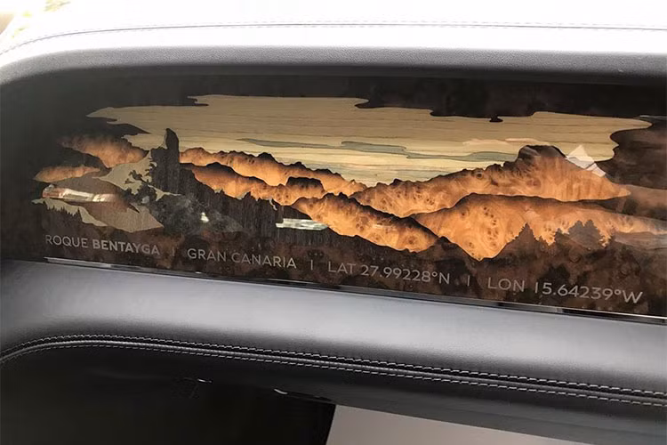 Điểm nhấn không thể rời mắt phía trong nội thất xe là sự xuất hiện của bức tranh dãy núi Rouge Bentayga trên mặt táp lô đặc biệt của Mulliner. Dãy núi Rogue Bentayga ở đảo Gran Canaria, Tây Ban Nha, chính là biểu tượng và nguồn cảm hứng lớn nhất cho cái tên Bentayga mà Bentley lựa chọn cho mẫu SUV mạnh nhất này.