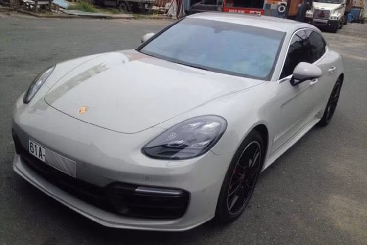 Vào đầu tháng 3/2017, giới mê xe xôn xao về chiếc siêu xe Porsche Panamera Turbo 2017 đầu tiên cập bến Việt Nam thuộc sở hữu của một thiếu gia sinh sống tại Hà Nội. Tại thời điểm đó, chiếc Coupe 4 cửa hạng sang có giá bán được đồn đoán 12 tỷ đồng. Đến nay một chiếc Porsche Panamera Turbo 2017 khác cũng vừa xuất hiện tại Bình Dương.