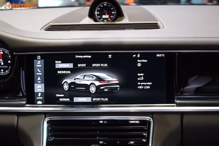 Không chỉ mạnh mẽ và thể thao cùng tốc độ được xem là mạnh nhất dòng siêu xe thể thao nhà Porsche, tính an toàn của Panamera Turbo cũng được chú trọng với 8 túi khí trong khoang lái, khung xe gia cường, hệ thống cảnh báo chuyển làn, nhận biết biển báo, hỗ trợ quan sát trong bóng tối Night Vision...