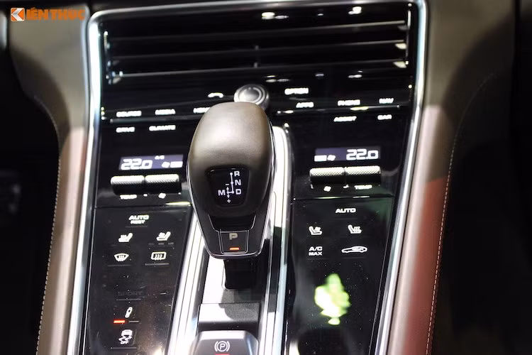 Với bệ trung tâm chạy dọc theo nội thất, hàng ghế sau của Panamera gồm 2 ghế ngồi độc lập, tuy nhiên khách hàng cũng có thể đặt chiếc xe với cấu hình 5 chỗ. Những tùy chọn nội thất cao cấp trên Panamera mới gồm đèn cảm ứng đổi màu, ghế có massage, cửa sổ trời tự đổi màu kính theo cường độ ánh nắng và hệ thống âm thanh 3D hi-end từ hãng Burmester.