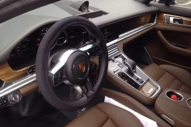 Hiện chưa rõ đại gia Bình Dương có tùy chọn thêm trang bị nào cho nội thất của chiếc Porsche Panamera Turbo 2017 hay không, chỉ biết rằng, bên trong khoang lái của chiếc Coupe 4 cửa được bọc bằng da Nappa cao cấp và có gam màu nâu trầm kết hợp cùng các chi tiết ốp carbon.