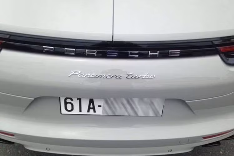 Đến nay một chiếc Porsche Panamera Turbo 2017 khác cũng vừa xuất hiện tại Bình Dương và nhanh chóng được chủ nhân cho ra biển số. Theo nhiều nguồn tin, sau khi hoàn tất các thủ tục đăng ký biển số và đăng kiểm cho xe, chiếc Panamera Turbo 2017 này có mức giá lên đến 15 tỷ đồng.