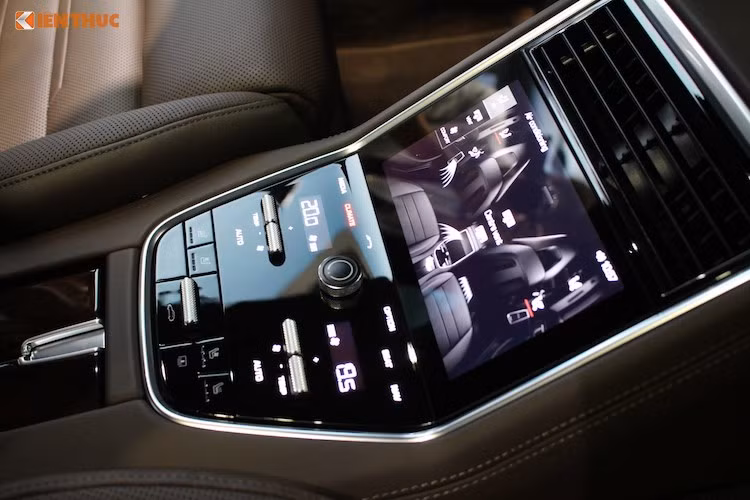 Chiếc xe cũng có vị trí các ghế ngồi thấp tương tự như những mẫu xe thể thao. rên bảng điều khiển trung tâm, nhiều nút bấm đã được thay bằng các phím cảm ứng, đồng thời một màn hình lớn tới 12,3 inch cũng nằm trên bảng táp-lô. 2 bên đồng hồ báo tua cũng là những màn hình đa thông tin với kích thước lên tới 7 inch.