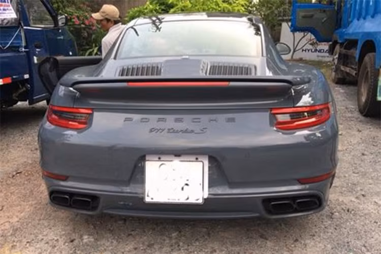 Siêu xe thể thao Porsche 911 Turbo S thế hệ mới có sự điều chỉnh thiết kế ở một số chi tiết như đèn pha mới, cánh lướt gió phía trước và sau sẽ tự động điều chỉnh khi xe đạt các vận tốc như 80 km/h, 120 km/h hay 200 km/h nhằm giúp xe tối ưu hoá khí động học.