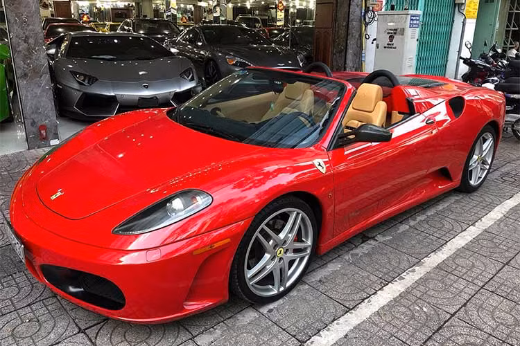 Mới đây, một chiếc siêu xe Ferrari F430 Spider bất ngờ xuất hiện tại một cửa hàng mua bán siêu xe trên phố Sài Gòn. Mẫu F430 của thương hiệu đình đám Ferrari này từng là cái tên được nhắc đến nhiều nhất thời điểm phong trào chơi siêu xe mới xuất hiện tại Việt Nam từ 2007-2012.