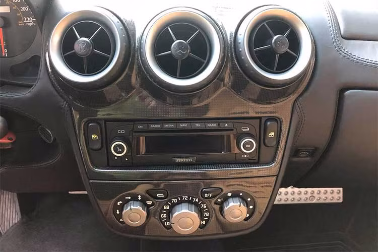 Bảng điều khiển trung tâm thiết kế khá đơn giản với ốp được làm từ chất liệu sợi carbon, các núm xoay chuyển chế độ lái giống với xe đua F1 có tên gọi "Manettino" giúp người điều khiển thao tác nhanh và dễ dàng.