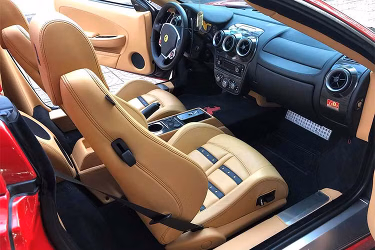 Có thể thấy, chiếc xe có nội thất còn khá mới, mặc dù xuất hiện tại Việt Nam gần 10 năm. Các chi tiết nội thất trên xe đáng chú ý là bảng điều khiển trung tâm đơn giản, điều hòa một vùng lấy đơn vị nhiệt độ là F.