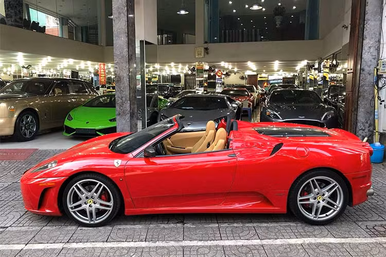 Vào thời điểm "hot" khi mới về Việt Nam, mẫu xe này có mức lên đến hơn 10 tỷ đồng. Tuy nhiên sau một thời gian bị các "đàn em" khác như Ferrari 458 Italia và hiện tại là 488 GTB thay thế, nó đã hạ nhiệt và có mức giá chỉ khoảng hơn 4 tỷ đồng (tuỳ vào từng phiên bản).
