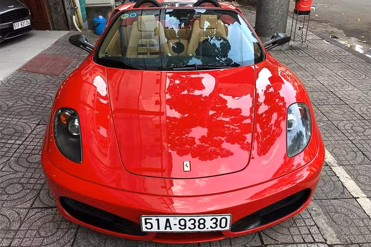 Ngoại hình của Ferrari F430 được chắp bút bởi hãng thiết kế danh tiếng Pininfaria và lấy cảm hứng từ xe đua 156 F1 mùa giải 1961. Bởi vậy, dù tuổi đời hơn 10 năm những chiếc xe vẫn không hề "xuống sắc". Trong bản thông cáo báo chí năm 2005, Ferrari cho biết, tính khí động học F430 được phát triển trong hầm gió thường được sử dụng cho xe đua F1.