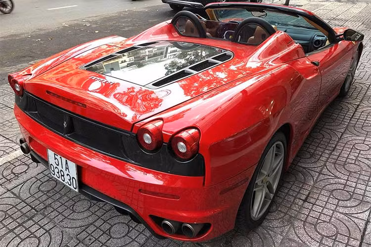 Xe có ngoại thất được sơn màu đỏ nổi bật kết hợp với mui xếp màu đen đối lập. Trên thân của siêu xe Ferrari F430 Spider này xuất hiện nhiều chi tiết được làm từ sợi carbon như ốp gương chiếu hậu, cản va sau, viền nối cụm đèn hậu... Phần mui xếp có khả năng đóng mở trong vòng 15 giây thông qua một nút điều khiển ở khoang lái.