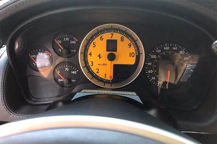 Cụm đồng hồ trên siêu ngựa nhà Ferrari thiết kế mang tính cơ học, tinh tế nhưng vẫn đậm phong cách hiện đại của những mẫu xe mới hiện nay.