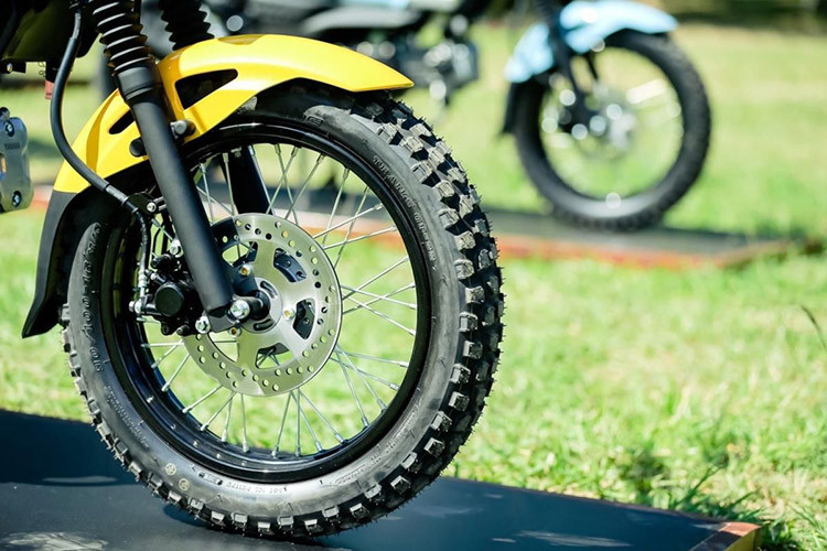 Cả hai bánh đều dùng bộ mâm nan hoa, kích thước 15 inch kết hợp với bộ lốp địa hình gai lớn. Ống xả trên Yamaha PG-1 cũng được thiết kế chạy dọc thân xe nhưng đặt thấp hơn so với các mẫu xe cùng phân khúc.
