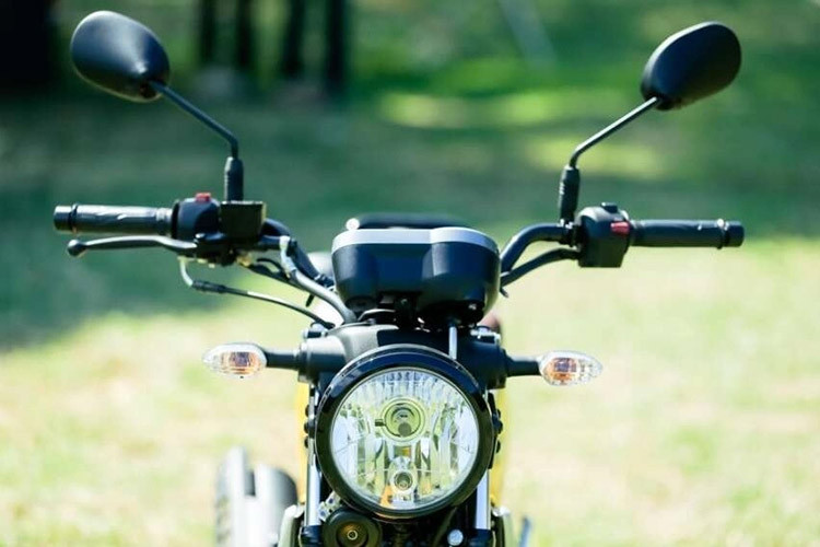 Yamaha PG-1 2024 mang thiết kế tối giản với đèn pha halogen dạng tròn cổ điển, đi cùng đồng hồ analog hiển thị tốc độ, mức số và đồng hồ nhỏ báo mức xăng.
