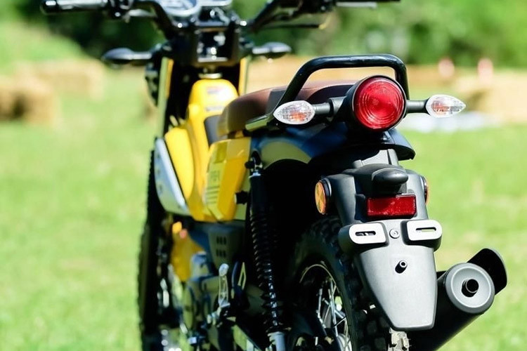 Phong cách cổ điển trên Yamaha PG-1 còn được thể hiện qua những chi tiết như cặp phuộc trước dạng ống lồng được bọc cao su. Hệ thống giảm xóc phía sau gồm 2 lò xo trụ giảm chấn.