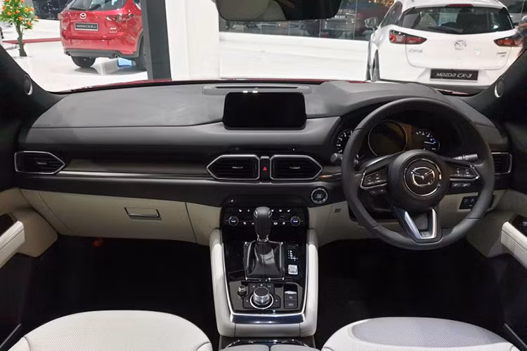 Bên trong Mazda CX-8 tại Việt Nam hiện đại hơn so với Mazda CX-5 và đáng chú ý nhất chính là 7 chỗ ngồi. Xe sở hữu hệ thống khoá thông minh bằng nút nhấn Start/Stop, điều hoà tự động 3 vùng độc lập, ghế lái điều khiển 10 hướng, hệ thống thông tin giải trí Mazda Connect (MZD Connect).