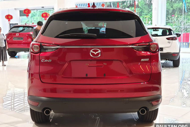 Với sự góp mặt của Mazda CX-8, hiện phân khúc crossover của Mazda sẽ có Mazda CX-5 cạnh tranh trực tiếp với các mẫu xe có cấu hình 5 chỗ ngồi như Hyundai Tucson hay các đối thủ 5 + 2 khác gồm Honda CR-V, Nissan X-Trail hay Mitsubishi Outlander. Cao cấp hơn, Mazda CX-8 sẽ cạnh tranh cùng Hyundai SantaFe, Toyota Fortuner hay Ford Everest.
