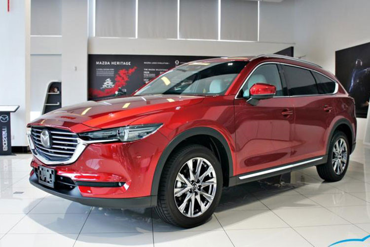 Theo thông tin từ Cục Đăng kiểm Việt Nam, mẫu SUV Mazda CX-8 sẽ có 3 phiên bản tại thị trường Việt Nam gồm 2.5G AT 2WD, 2.5G AT 2WD-H và 2.5G AT AWD. Mức giá xe Mazda CX-8 mới tạm tính được các đại lý tiết lộ cho 3 phiên bản lần lượt là 1,15 tỷ, 1,27 tỷ và 1,32 tỷ đồng.