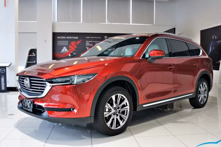 Theo thông tin từ Cục Đăng kiểm Việt Nam, mẫu SUV Mazda CX-8 sẽ có 3 phiên bản tại thị trường Việt Nam gồm 2.5G AT 2WD, 2.5G AT 2WD-H và 2.5G AT AWD. Mức giá xe Mazda CX-8 mới tạm tính được các đại lý tiết lộ cho 3 phiên bản lần lượt là 1,15 tỷ, 1,27 tỷ và 1,32 tỷ đồng.