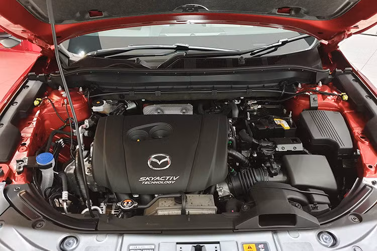 Hiện thông số kỹ thuật chi tiết của Mazda CX-8 vẫn chưa được tiết lộ. Tuy nhiên, theo các thông tin có được, xe sẽ trang bị động cơ SkyActiv 2.5L hút khí tự nhiên, 4 xy-lanh, cho công suất tối đa 192 mã lực đi kèm hộp số tự động 6 cấp. Động cơ này được chia sẻ với Mazda CX-5 tuy nhiên cho công suất tối đa lớn hơn (Mazda CX-5 động cơ 188 mã lực).
