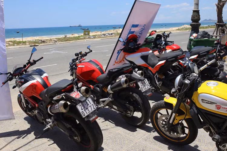 Điều kiện để cầm lái những chiếc môtô được mệnh danh là “Ferrari hai bánh” này rất đơn giản: Khách hàng chỉ cần có bằng lái A2 và kinh nghiệm điều khiển xe môtô phân khối lớn tốt. 