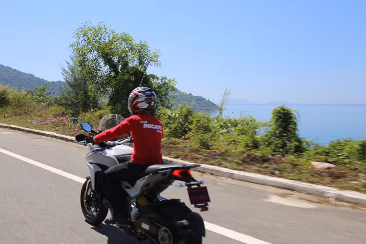 Không chỉ mạnh mẽ và đa dụng, mẫu xe này còn được trang bị nhiều công nghệ hiện đại giúp cho người lái an toàn trên mọi cung đường.