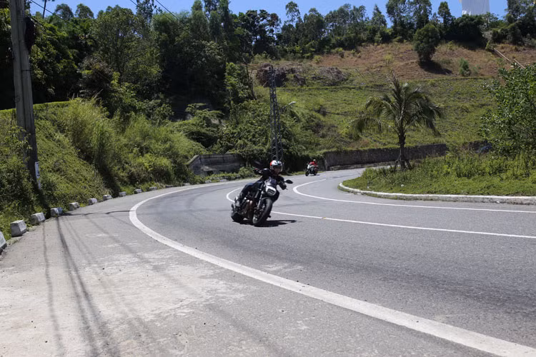 Các bikers cực kỳ hứng thú khi được trải nghiệm cung đường ven biển tuyệt đẹp tại bán đảo Sơn Trà.