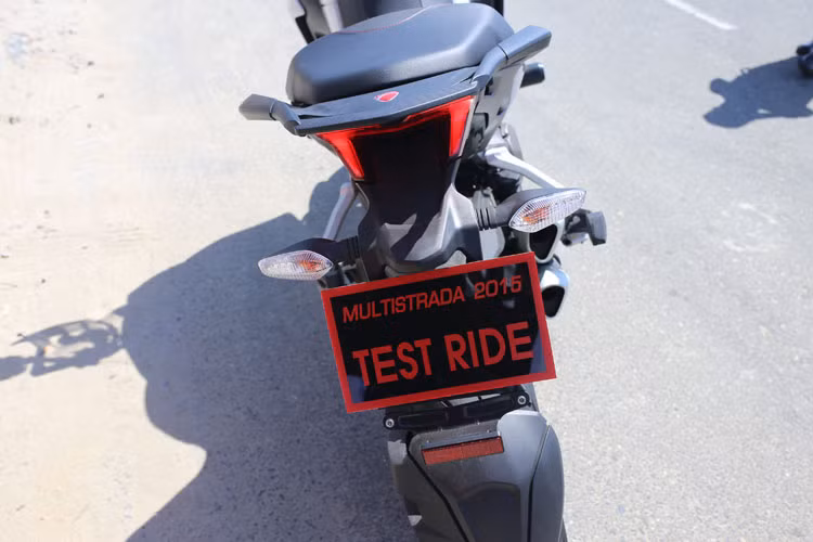 Trong ngày lái thử đầu tiên, các khách hàng có vẻ rất quan tâm đến mẫu xe mới "lợi hại" nhất của hãng này là Ducati Multistrada 2015. 