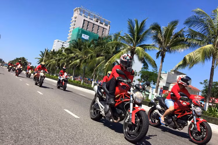 Trong buổi sáng ngày 29/6, hàng chục chiếc Ducati đã làm náo động thành phố biển với màn diễu hành qua các tuyến phố trung tâm với trang phục đỏ rực.
