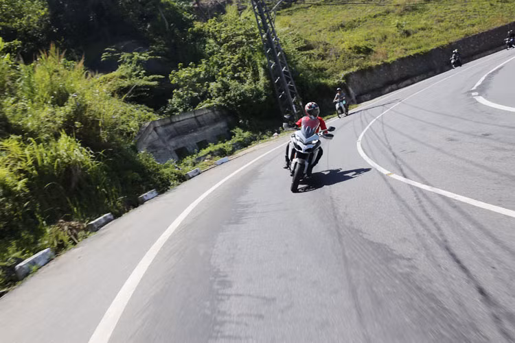 Là một chiếc xe việt dã nhưng Multistrada vẫn sở hữu thiết kế đậm chất thể thao nhờ các mảng thân xe năng động như các dòng sportbike.