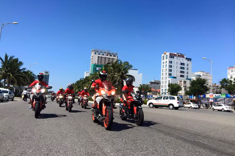  Ducati Việt Nam và CLB Ducati Hà Nội cũng xuất trận trong sáng nay 29/6 với Sự kiện Lái thử các dòng xe danh tiếng của Ducati dành cho giới yêu môtô tại Đà Nẵng.