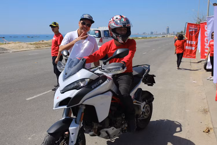 Một khách hàng chuẩn bị lái thử Ducati Multistrada 2015.