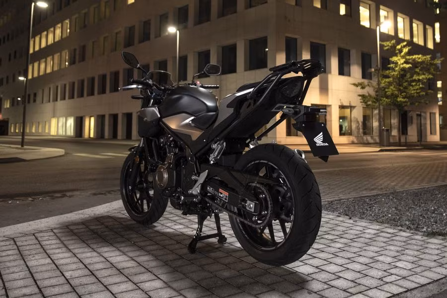 Trong số đó, CB500F, mẫu naked-bike “dành cho người mới chơi” mang phong cách streetfighter được coi là một trong những minh chứng thành công nổi bật cho công thức chế tạo những chiếc xe nổi tiếng của Honda.
