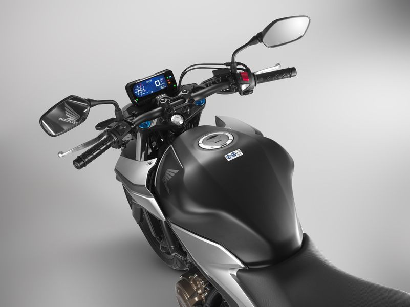 Thiết kế khung xe dạng kim cương khỏe và nhẹ được tinh chỉnh độ linh hoạt mang lại phản hồi tốt hơn cho xe trong các điều kiện vận hành khác nhau. Toàn bộ hệ thống chiếu sáng và hiển thị trên xe được sử dụng bóng đèn LED, mang đến vẻ ngoài hiện đại, sắc sảo cùng khả năng tiết kiệm điện tối ưu.